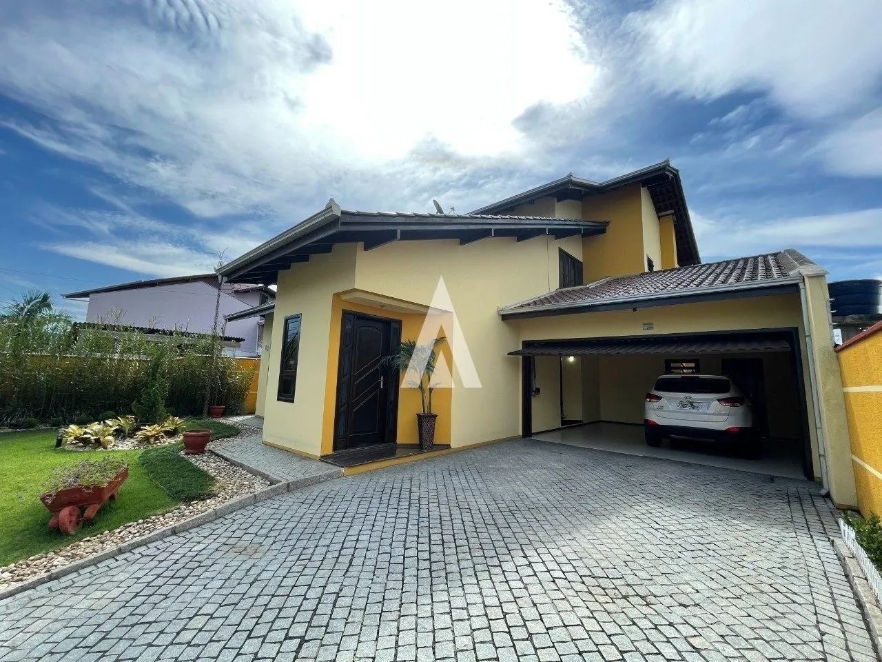 Sobrado com 1 suíte(s) mais 3 quarto(s) à venda no bairro Iririú em Joinville, por R$ 950.000.00. - foto 1