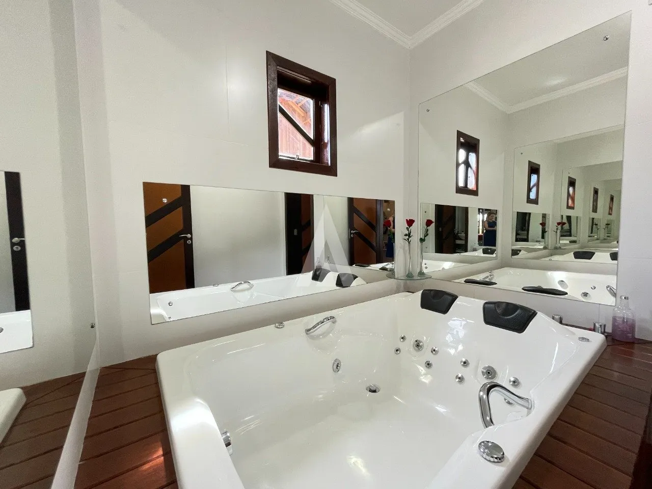 Sobrado com 1 suíte(s) mais 3 quarto(s) à venda no bairro Iririú em Joinville, por R$ 950.000.00. — foto 4