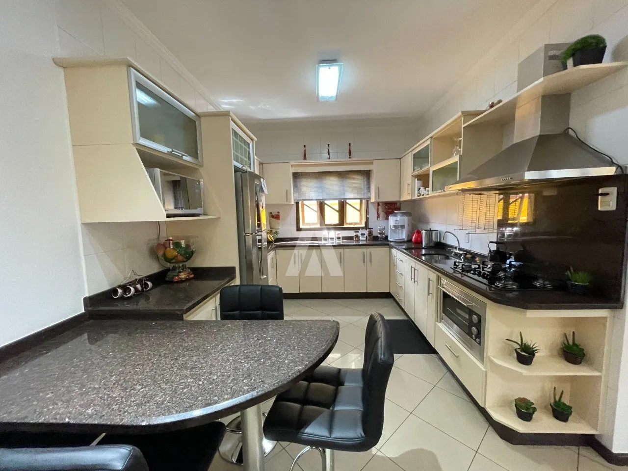 Sobrado com 1 suíte(s) mais 3 quarto(s) à venda no bairro Iririú em Joinville, por R$ 950.000.00. — foto 5