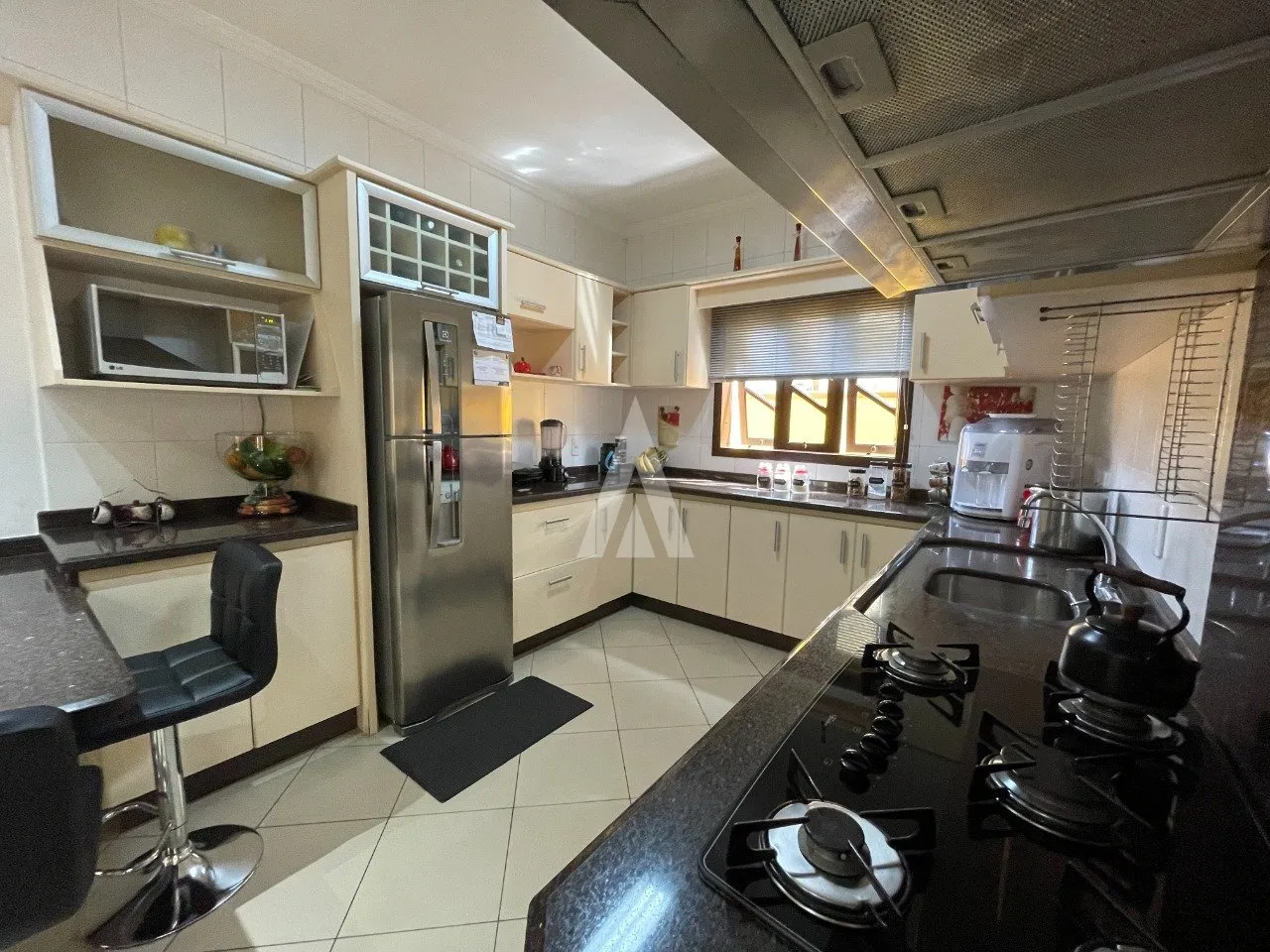Sobrado com 1 suíte(s) mais 3 quarto(s) à venda no bairro Iririú em Joinville, por R$ 950.000.00. — foto 6
