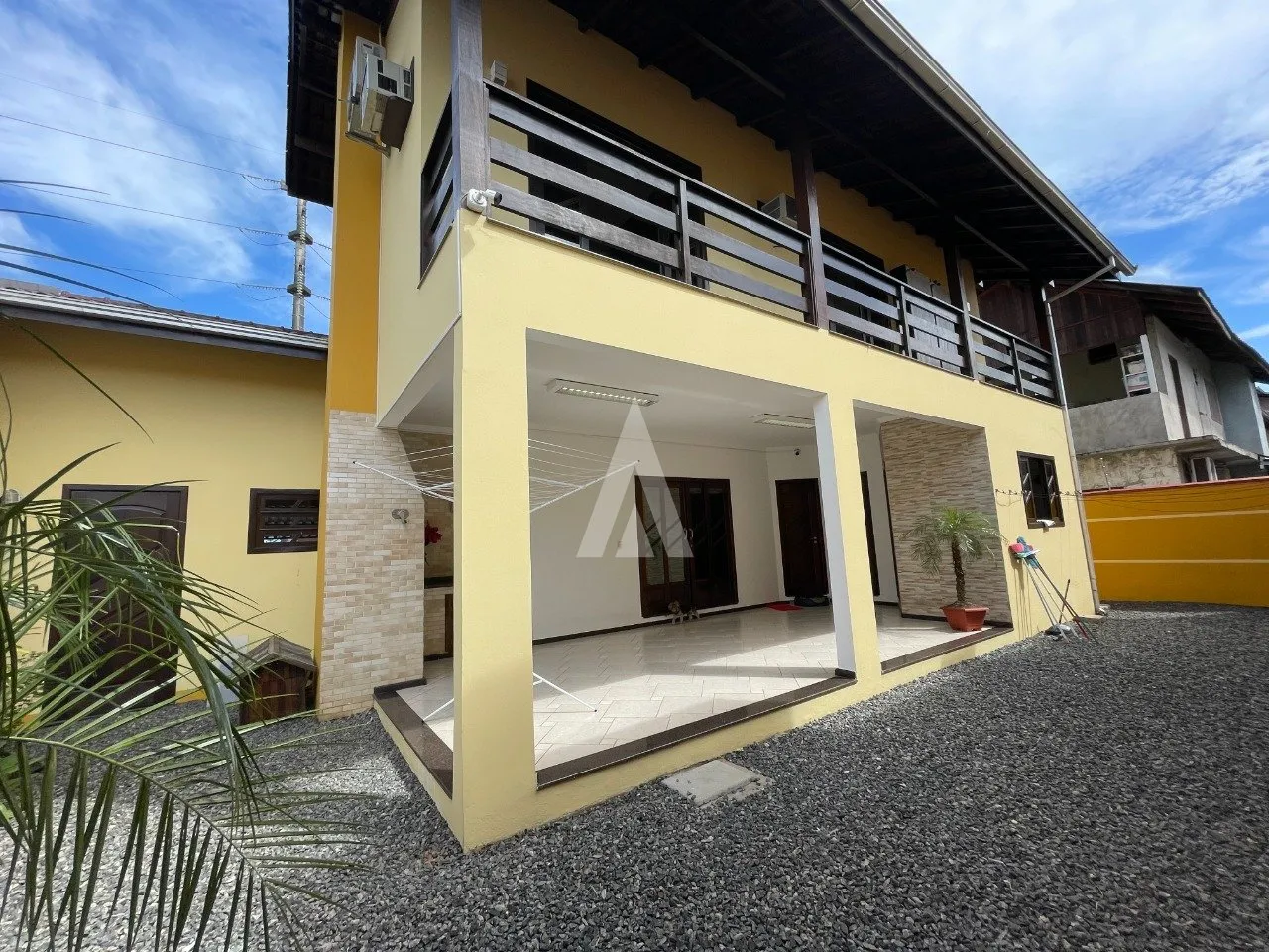 Sobrado com 1 suíte(s) mais 3 quarto(s) à venda no bairro Iririú em Joinville, por R$ 950.000.00. — foto 3