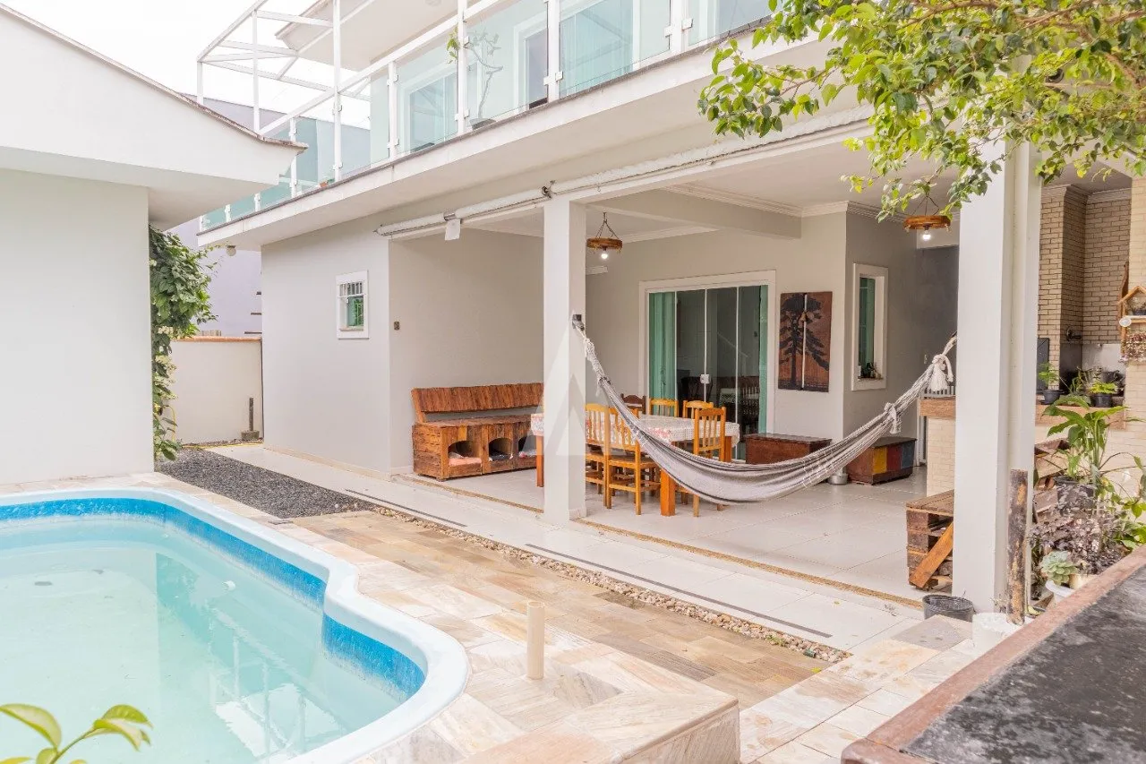 Sobrado com 1 suíte(s) mais 2 quarto(s) à venda no bairro Jardim Iririú em Joinville, por R$ 1.400.000.00. - foto 1