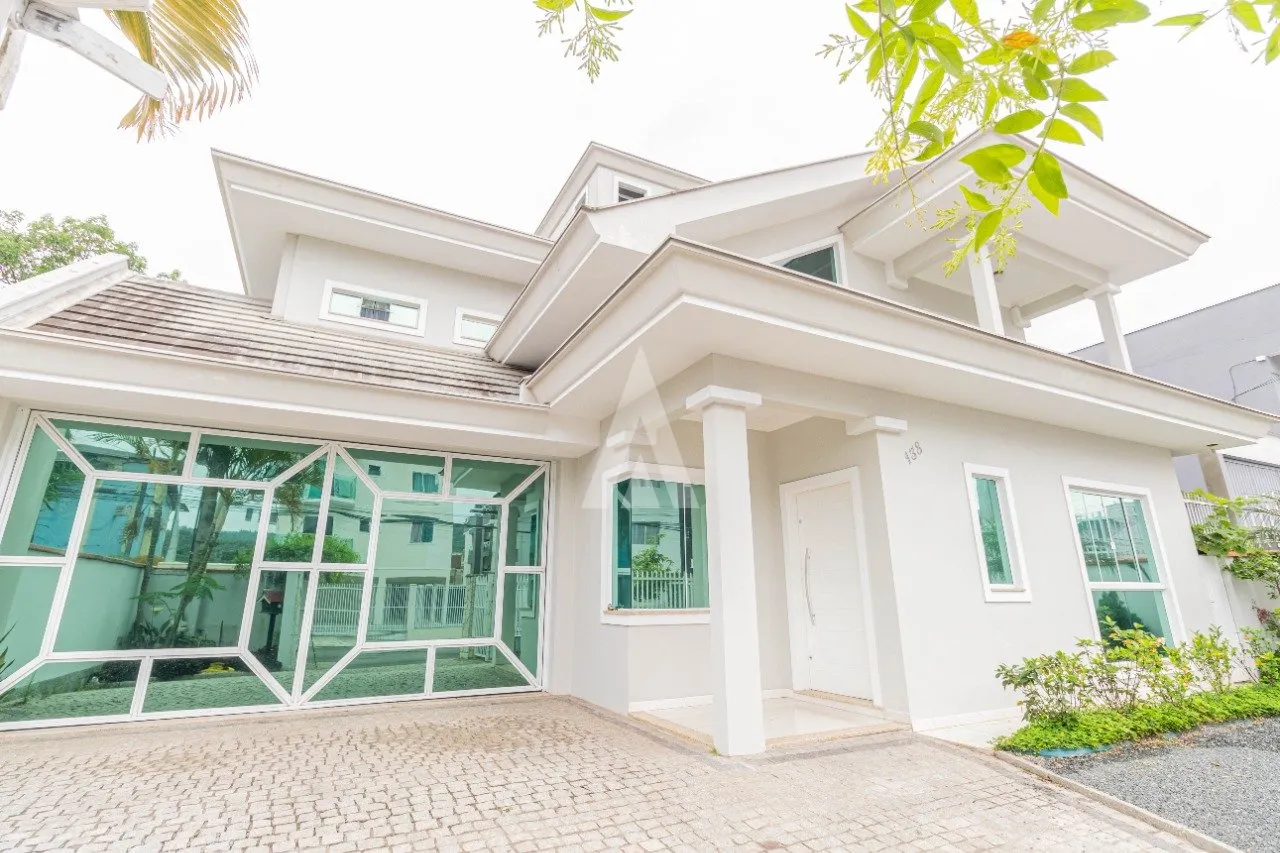 Sobrado com 1 suíte(s) mais 2 quarto(s) à venda no bairro Jardim Iririú em Joinville, por R$ 1.400.000.00. — foto 2