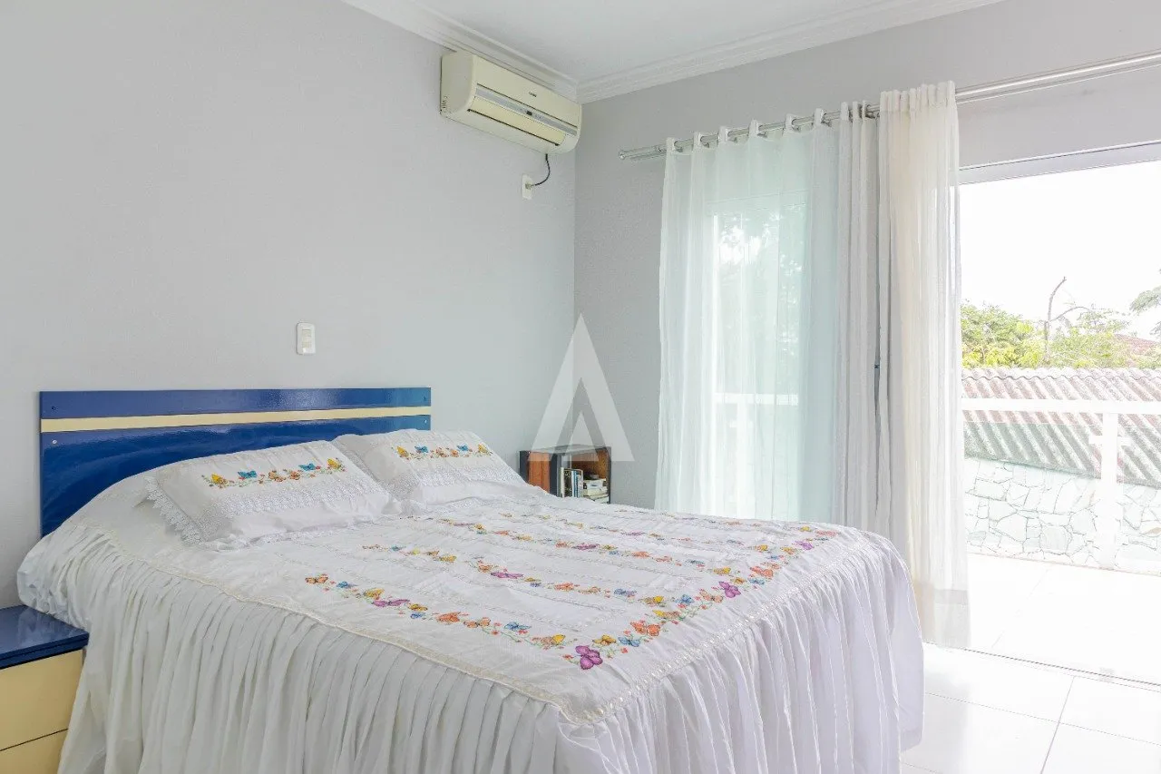 Sobrado com 1 suíte(s) mais 2 quarto(s) à venda no bairro Jardim Iririú em Joinville, por R$ 1.400.000.00. — foto 5