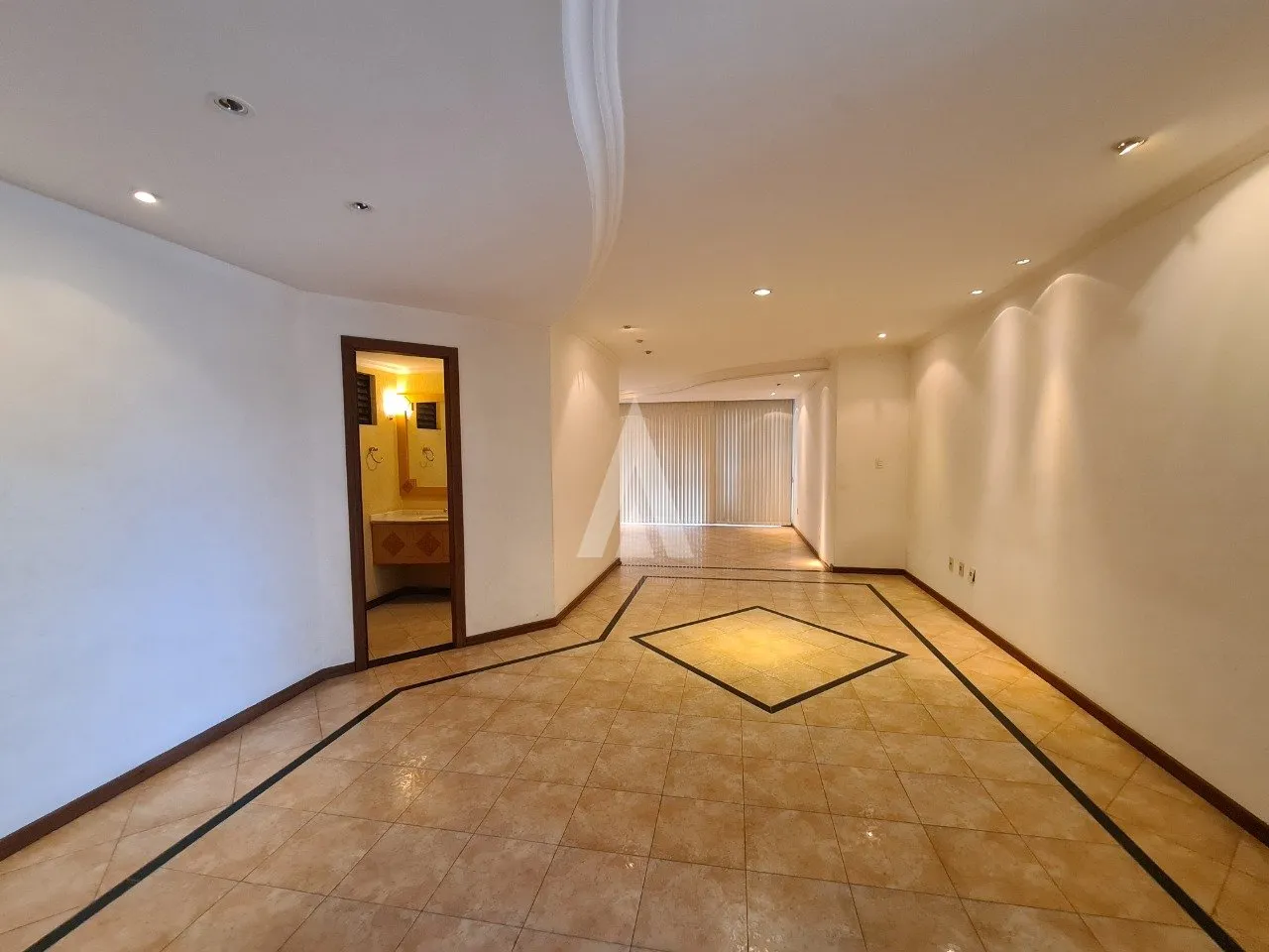 Cobertura com 3 suíte(s) mais 1 quarto(s) à venda no bairro CENTRO em JOINVILLE, por R$1.990.000,00. — foto 2