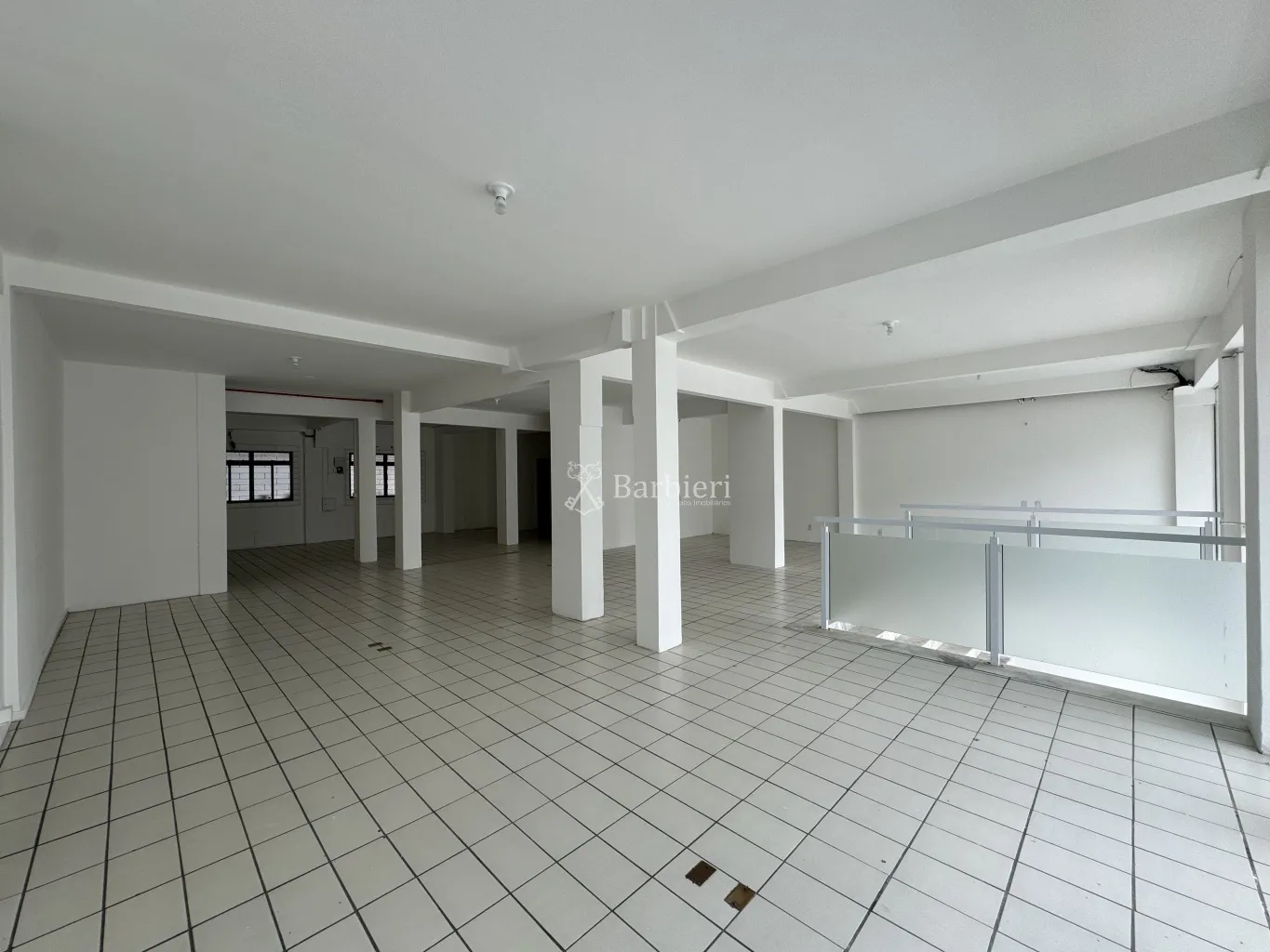 Loja comercial com vitrine e 400,00 m, no bairro Victor Konder em Blumenau/SC - foto 1