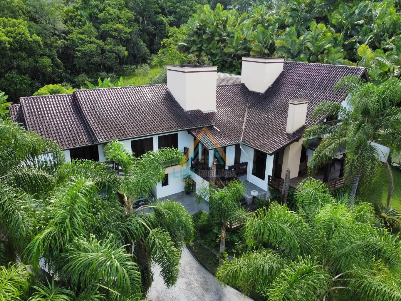 Casa de Alto Padrão na cidade de Pomerode, com 313,23m de área construída e edificada em um terreno com 5.400,00m. - foto 1