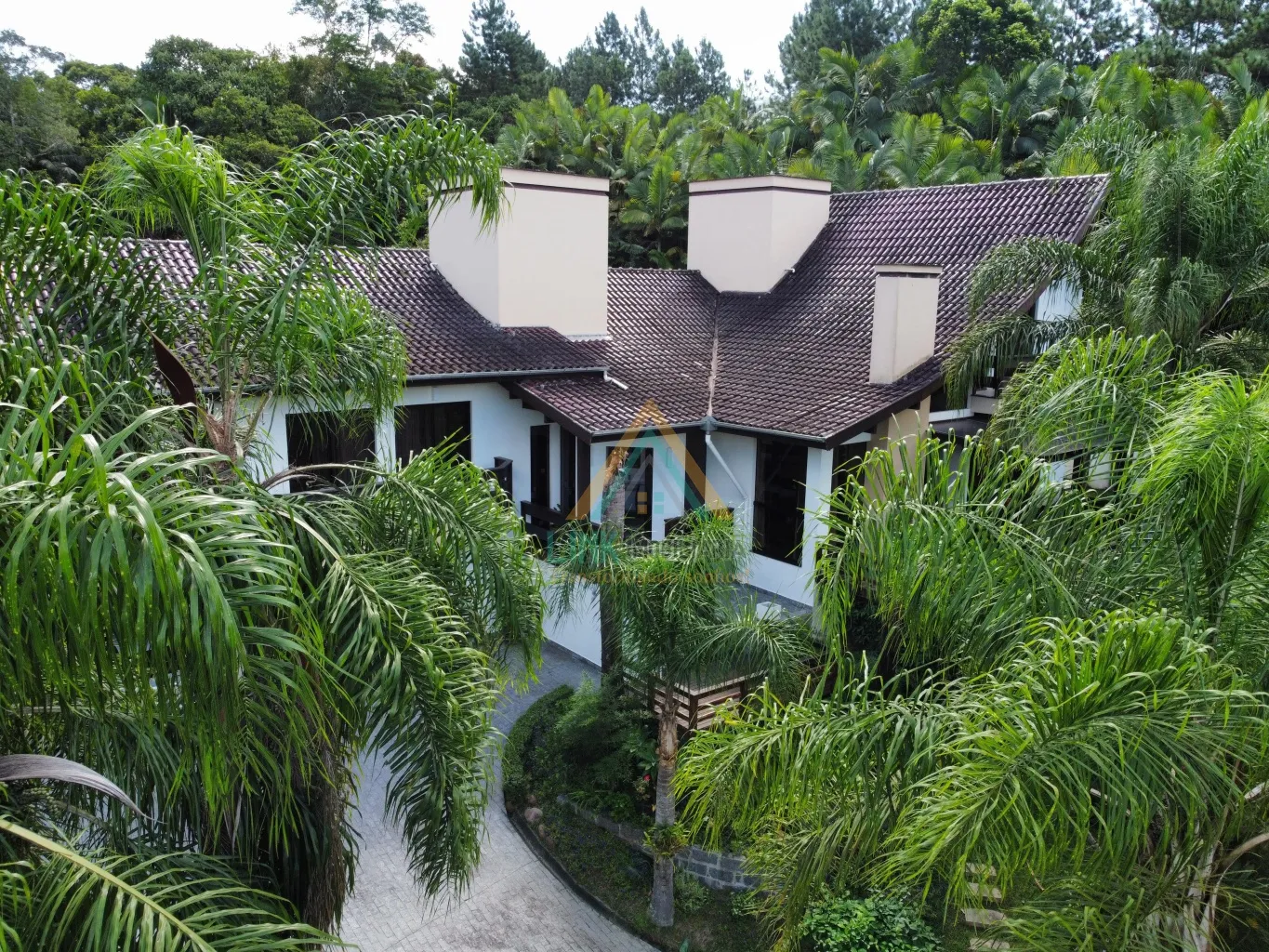 Casa de Alto Padrão na cidade de Pomerode, com 313,23m de área construída e edificada em um terreno com 5.400,00m. — foto 3