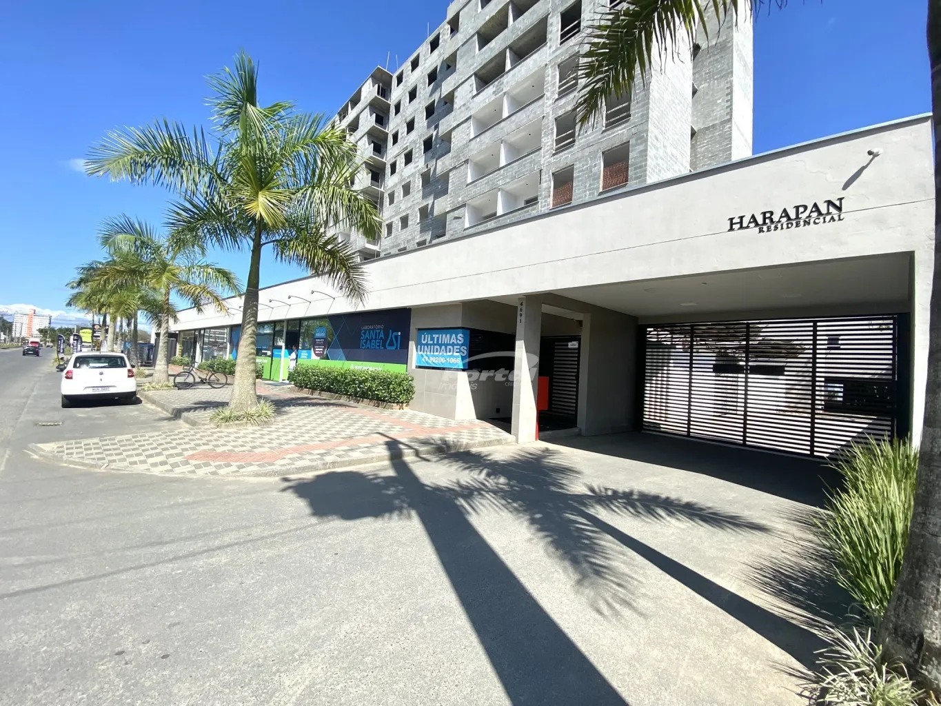 Imovel com 02 dormitórios sendo um deles com ar condicionado com tecnoligia inverter (economia de energia elétrica), sala de estar com sacada, cozinha com moveis, sala de jantar, banheiro social, área de serviço e 01 vaga de garagem descoberta. — foto 3