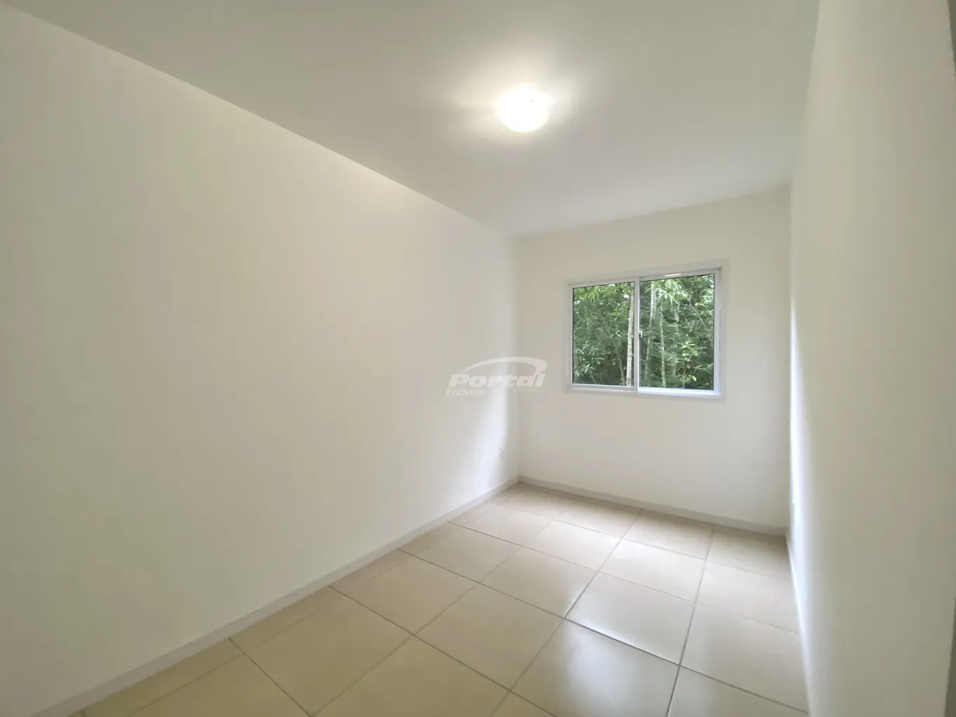 Imovel com 02 dormitórios sendo um deles com ar condicionado com tecnoligia inverter (economia de energia elétrica), sala de estar com sacada, cozinha com moveis, sala de jantar, banheiro social, área de serviço e 01 vaga de garagem descoberta. — foto 5