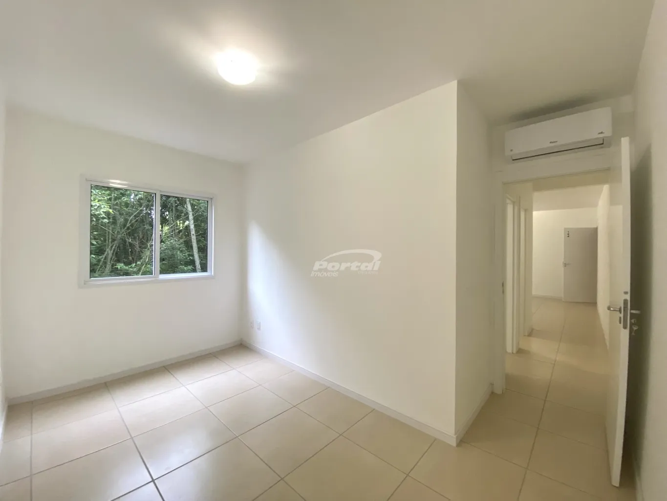 Imovel com 02 dormitórios sendo um deles com ar condicionado com tecnoligia inverter (economia de energia elétrica), sala de estar com sacada, cozinha com moveis, sala de jantar, banheiro social, área de serviço e 01 vaga de garagem descoberta. — foto 6