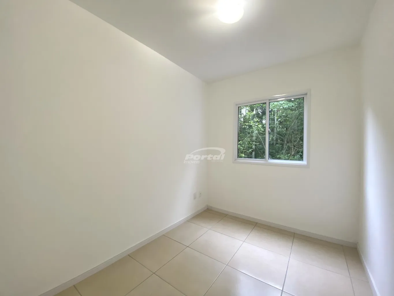Imovel com 02 dormitórios sendo um deles com ar condicionado com tecnoligia inverter (economia de energia elétrica), sala de estar com sacada, cozinha com moveis, sala de jantar, banheiro social, área de serviço e 01 vaga de garagem descoberta. — foto 7