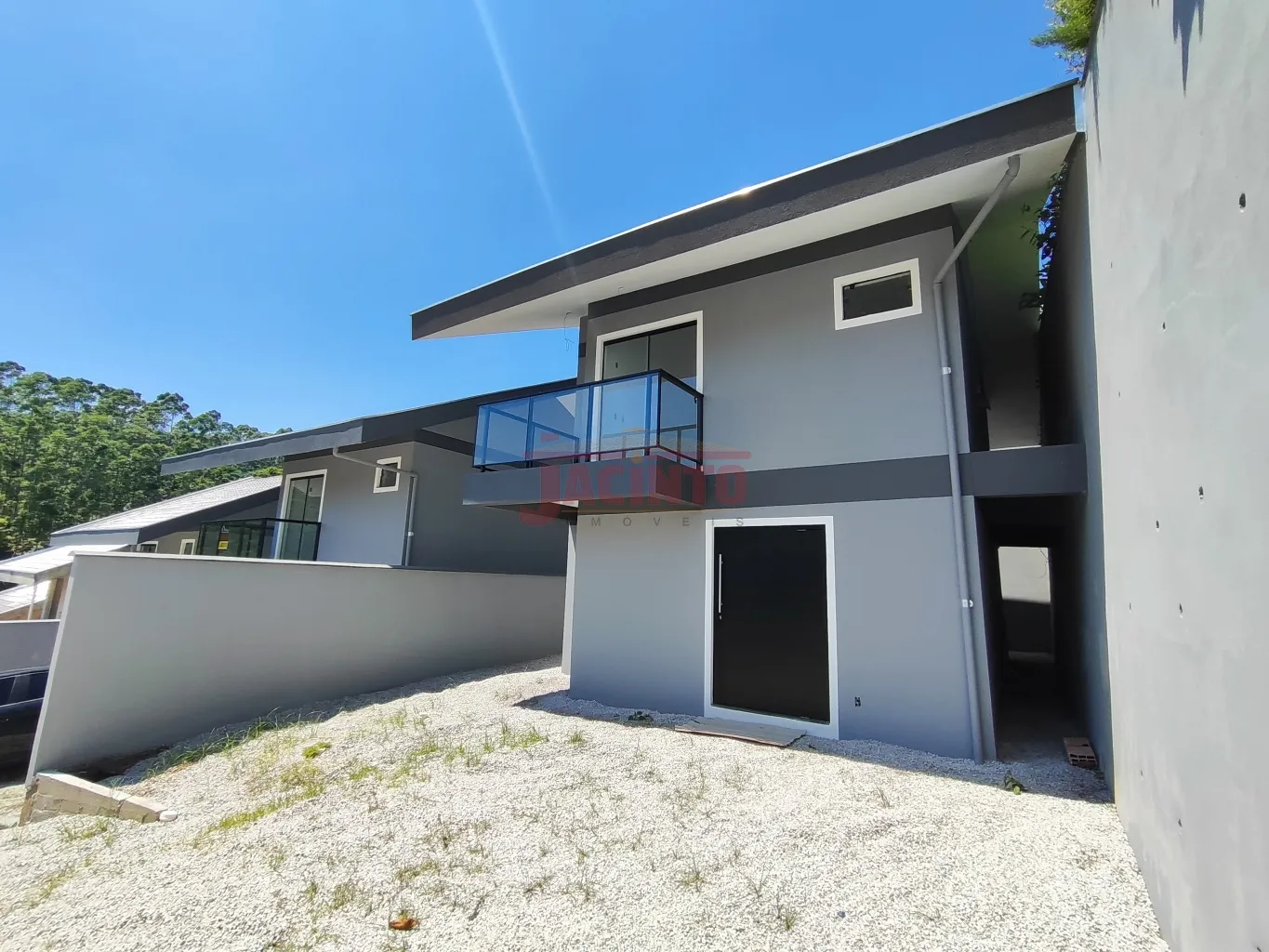 Casa com 3 dormitórios, sendo 1 suíte, em condomínio fechado, no Residencial Golden Tribess, no bairro Tribess, com garagem para 2 carros, lavabo, área de serviço, sala e cozinha integradas. - foto 1