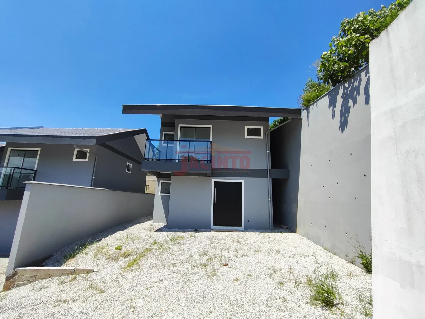 Casa com 3 dormitórios, sendo 1 suíte, em condomínio fechado, no Residencial Golden Tribess, no bairro Tribess, com garagem para 2 carros, lavabo, área de serviço, sala e cozinha integradas. - foto 1