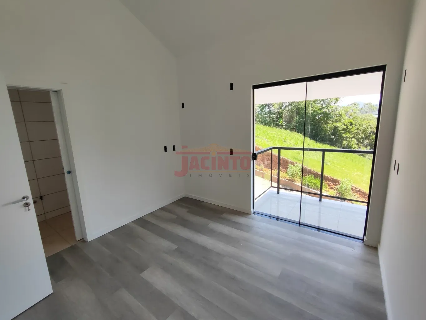 Casa com 3 dormitórios, sendo 1 suíte, em condomínio fechado, no Residencial Golden Tribess, no bairro Tribess, com garagem para 2 carros, lavabo, área de serviço, sala e cozinha integradas. — foto 3