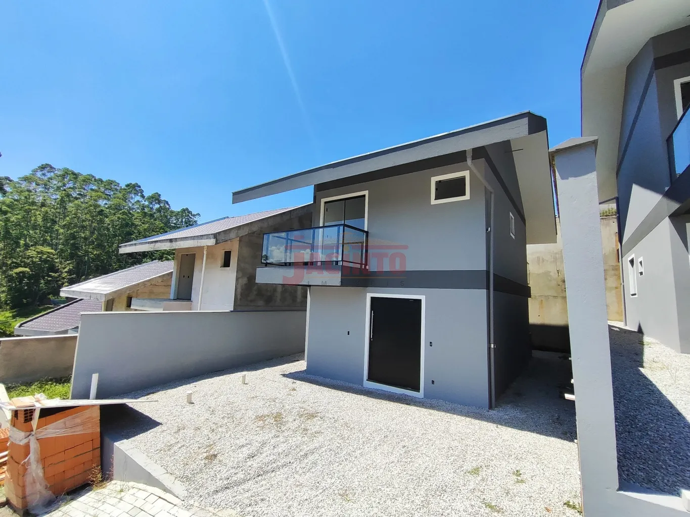 Casa com 3 dormitórios, sendo 1 suíte, em condomínio fechado, no Residencial Golden Tribess, no bairro Tribess, com garagem para 2 carros, lavabo, área de serviço, sala e cozinha integradas. - foto 1