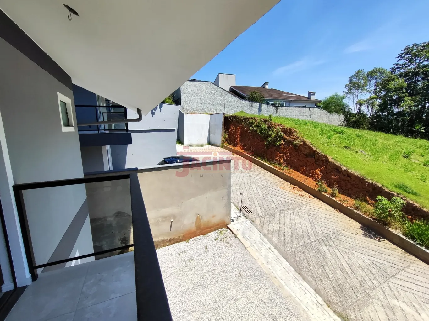 Casa com 3 dormitórios, sendo 1 suíte, em condomínio fechado, no Residencial Golden Tribess, no bairro Tribess, com garagem para 2 carros, lavabo, área de serviço, sala e cozinha integradas. — foto 4