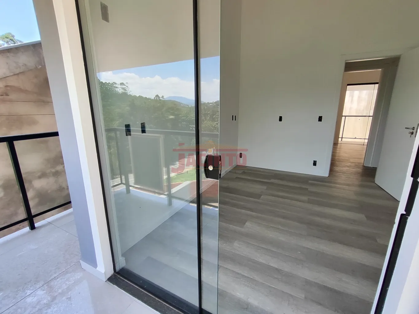 Casa com 3 dormitórios, sendo 1 suíte, em condomínio fechado, no Residencial Golden Tribess, no bairro Tribess, com garagem para 2 carros, lavabo, área de serviço, sala e cozinha integradas. — foto 6