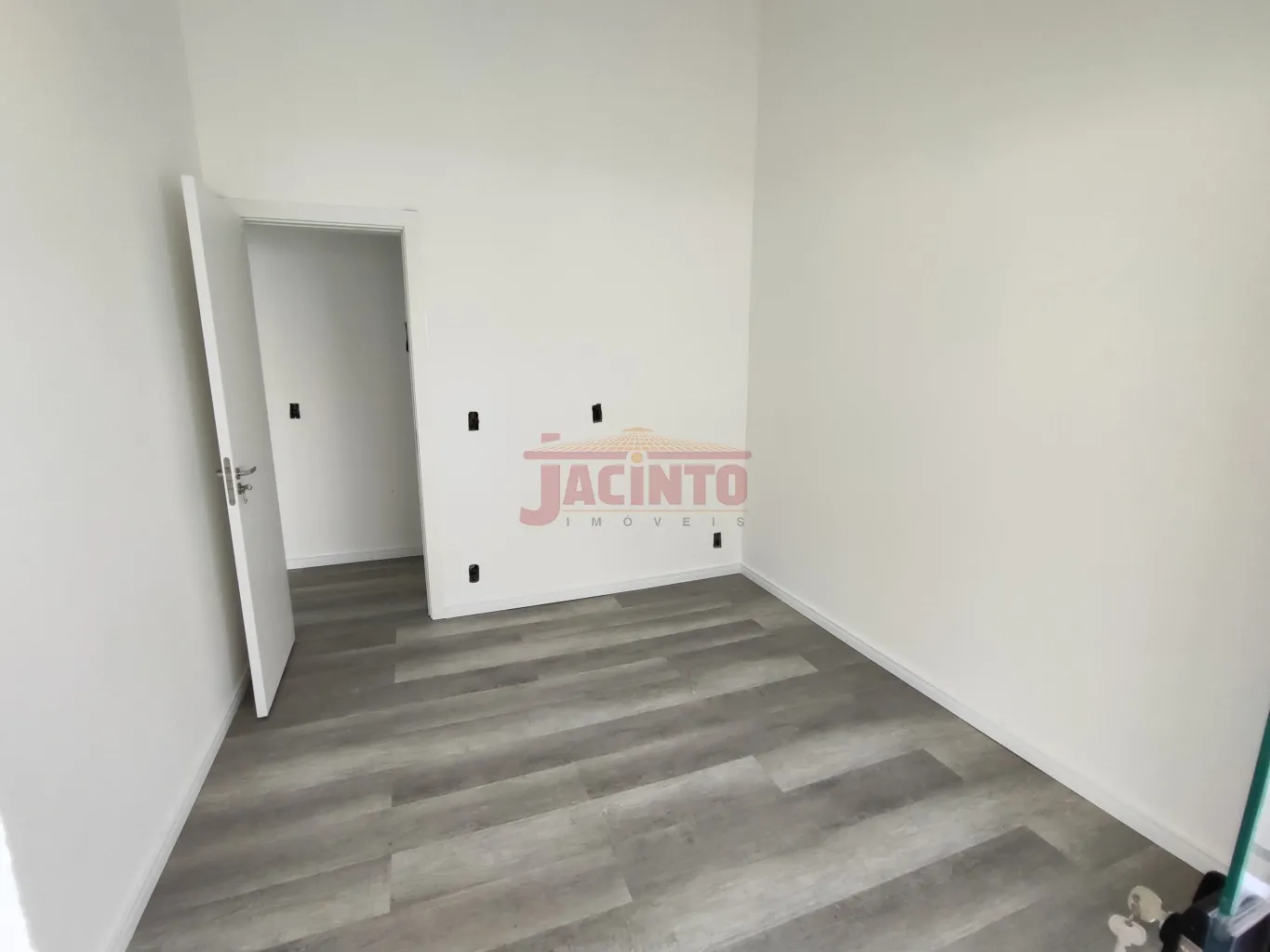Casa com 3 dormitórios, sendo 1 suíte, em condomínio fechado, no Residencial Golden Tribess, no bairro Tribess, com garagem para 2 carros, lavabo, área de serviço, sala e cozinha integradas. — foto 7