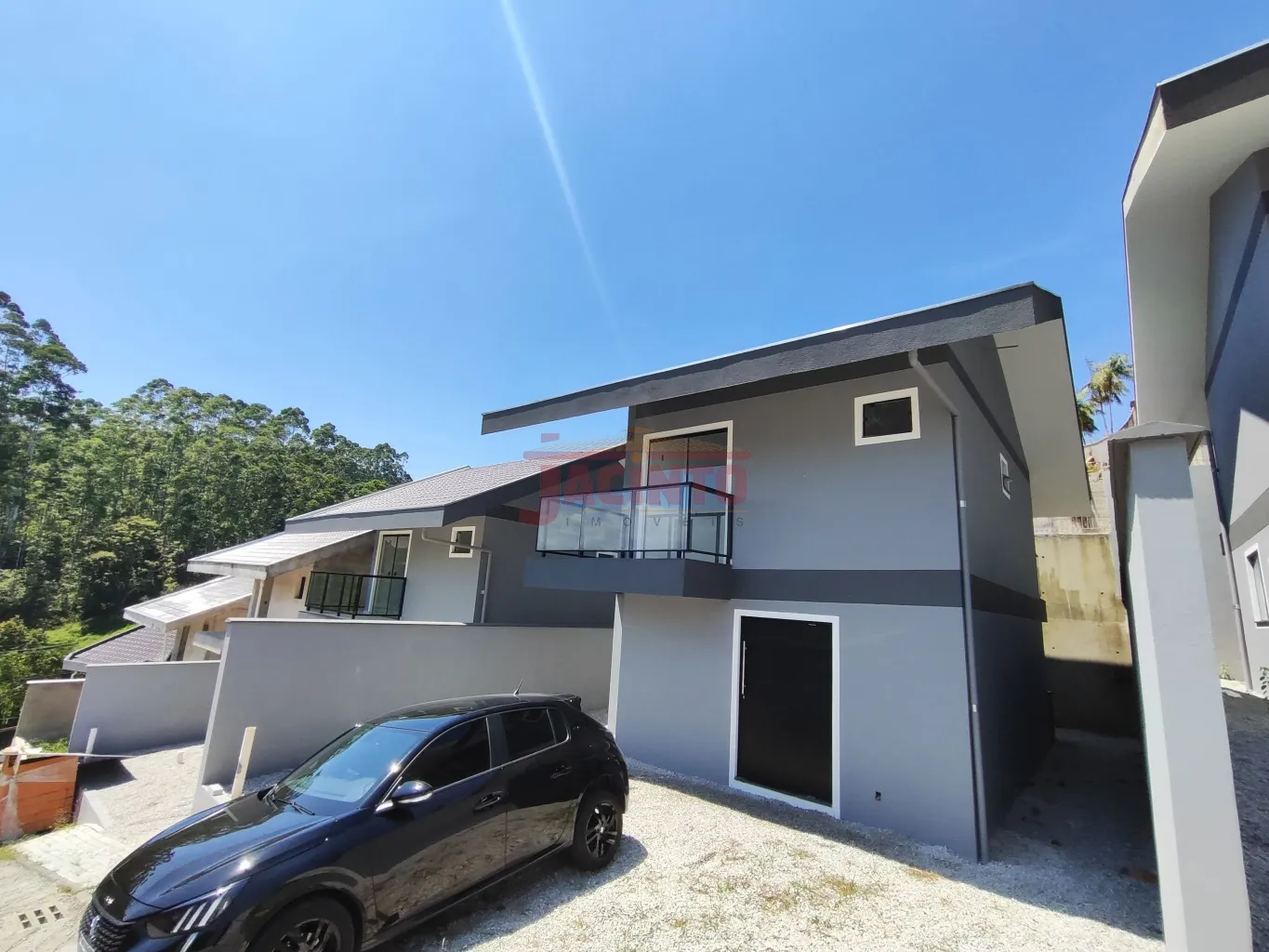 Casa com 3 dormitórios, sendo 1 suíte, em condomínio fechado, no Residencial Golden Tribess, no bairro Tribess, com garagem para 2 carros, lavabo, área de serviço, sala e cozinha integradas. - foto 1
