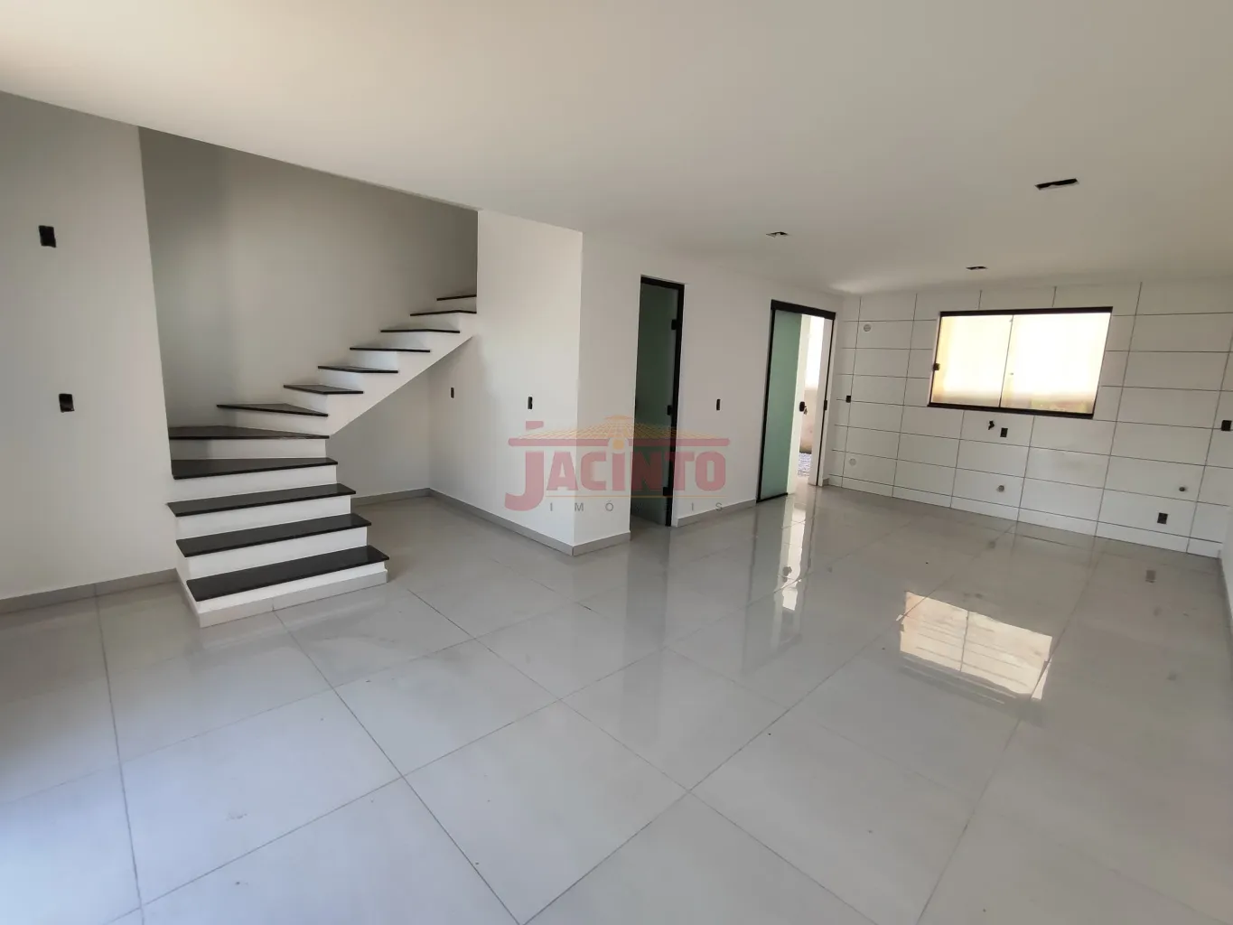 Casa com 3 dormitórios, sendo 1 suíte, em condomínio fechado, no Residencial Golden Tribess, no bairro Tribess, com garagem para 2 carros, lavabo, área de serviço, sala e cozinha integradas. — foto 2