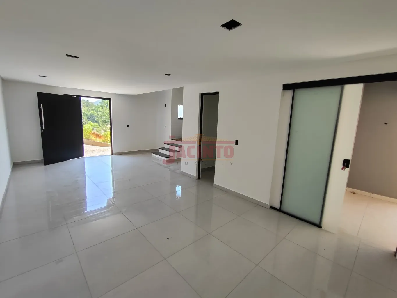 Casa com 3 dormitórios, sendo 1 suíte, em condomínio fechado, no Residencial Golden Tribess, no bairro Tribess, com garagem para 2 carros, lavabo, área de serviço, sala e cozinha integradas. — foto 3