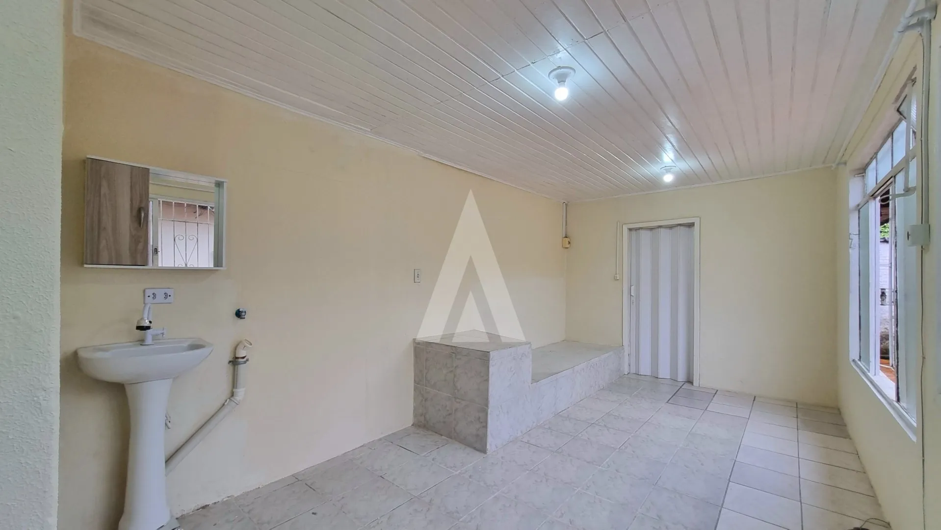 Casa Residencial lateral com 36m e 1 quarto localizado no bairro Guanabara. — foto 2