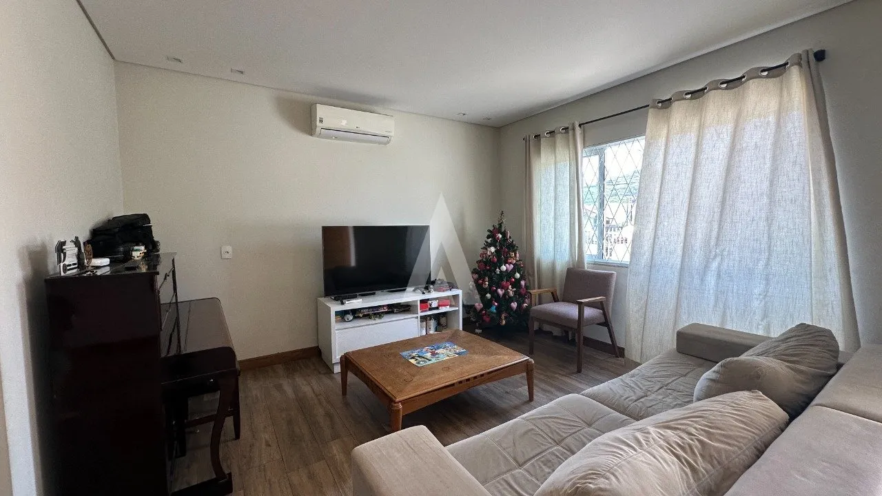 Sobrado Geminado com 1 suíte(s) mais 2 quarto(s) à venda no bairro Saguaçu em Joinville, por R$ 780.000.00. - foto 1