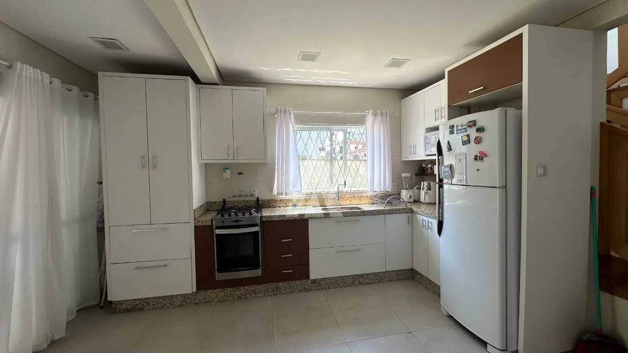 Sobrado Geminado com 1 suíte(s) mais 2 quarto(s) à venda no bairro Saguaçu em Joinville, por R$ 780.000.00. — foto 6