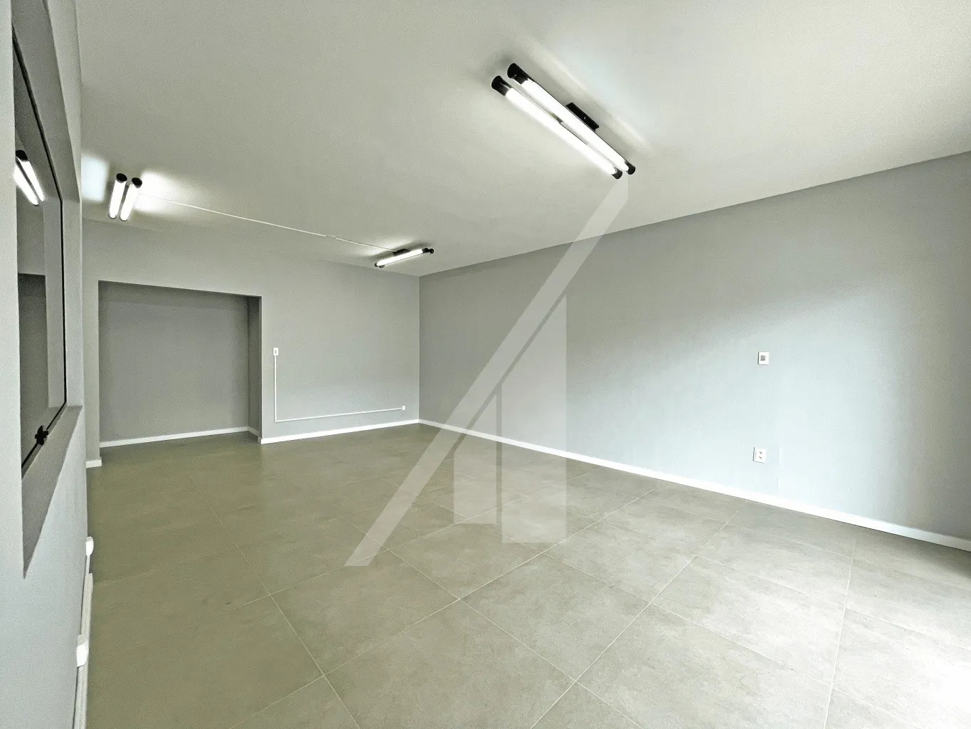 Sala comercial localizado no bairro Velha em uma das vias mais movimentadas de Blumenau. — foto 2