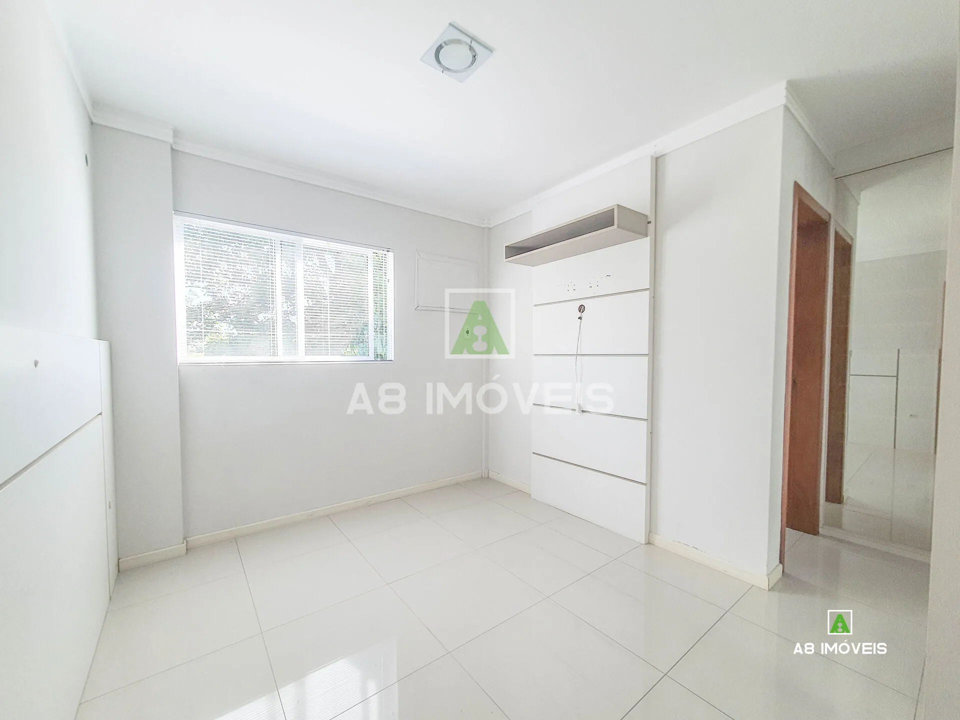 APARTAMENTO COM DOIS QUARTOS SENDO UMA SUÍTE BAIRRO AGUA VERDE SEMI MOBILIADO — foto 6