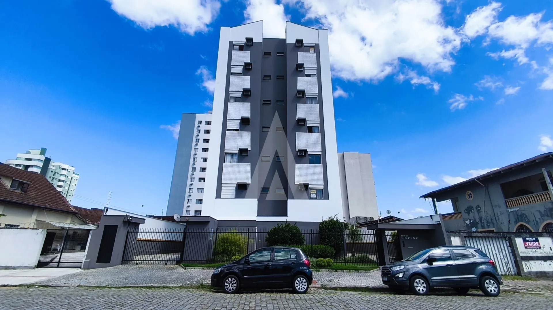 Apartamento com 02 quartos e cozinha com armários no bairro Bucarein - foto 1