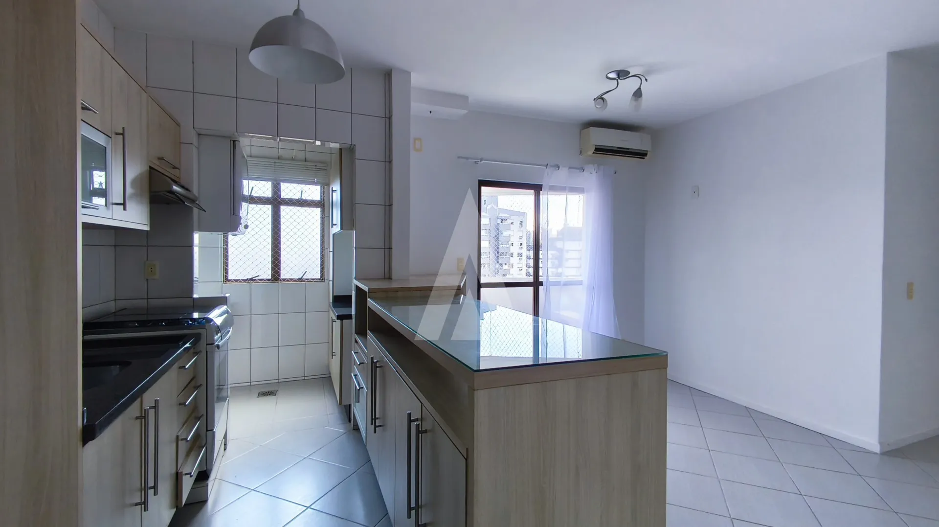 Apartamento com 02 quartos e cozinha com armários no bairro Bucarein — foto 2