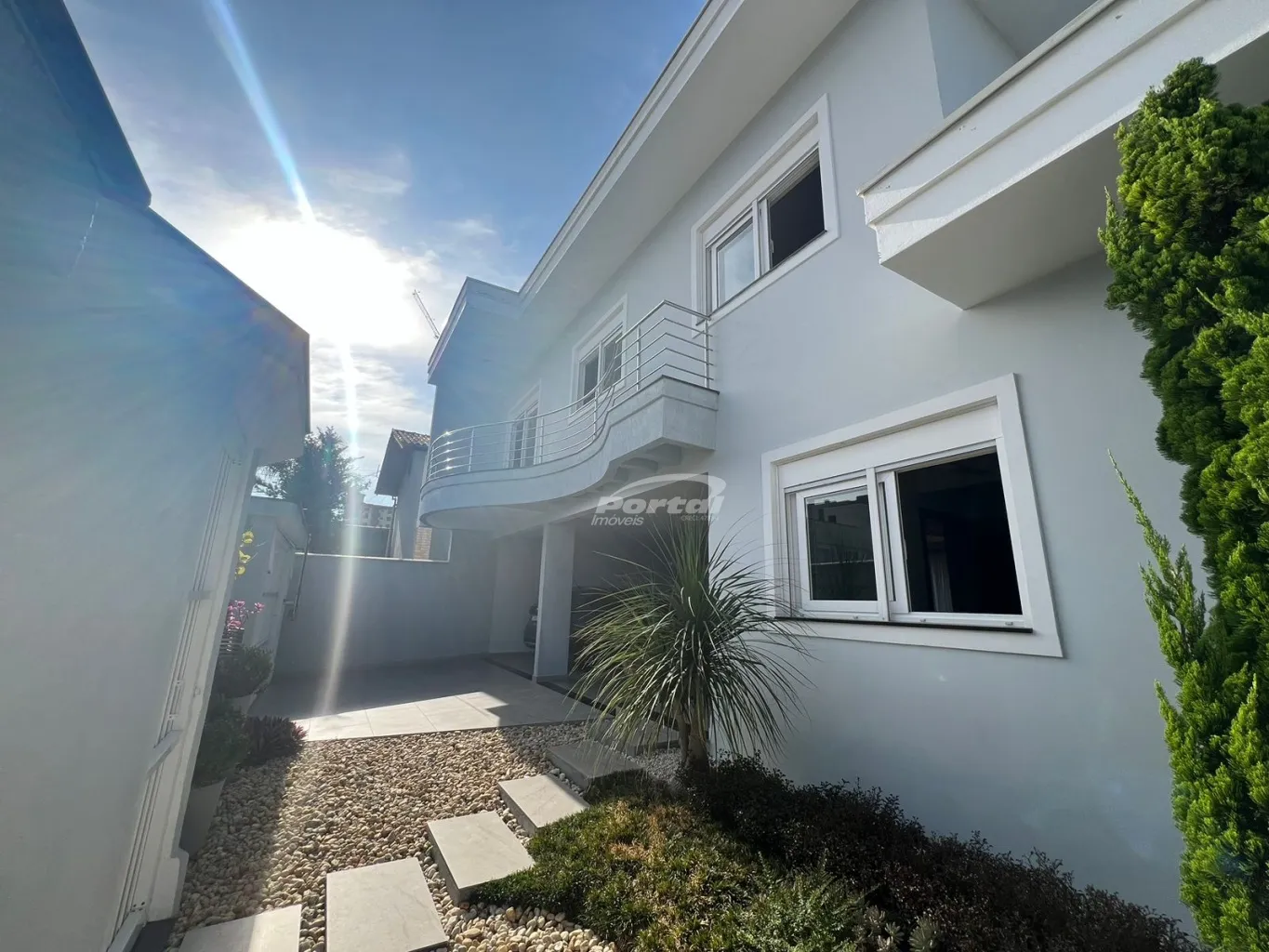 Casa alto padrão, mobiliada, área de festas, piscina, 300 metros do mar, no Centro de Balneário Piçarras SC — foto 2