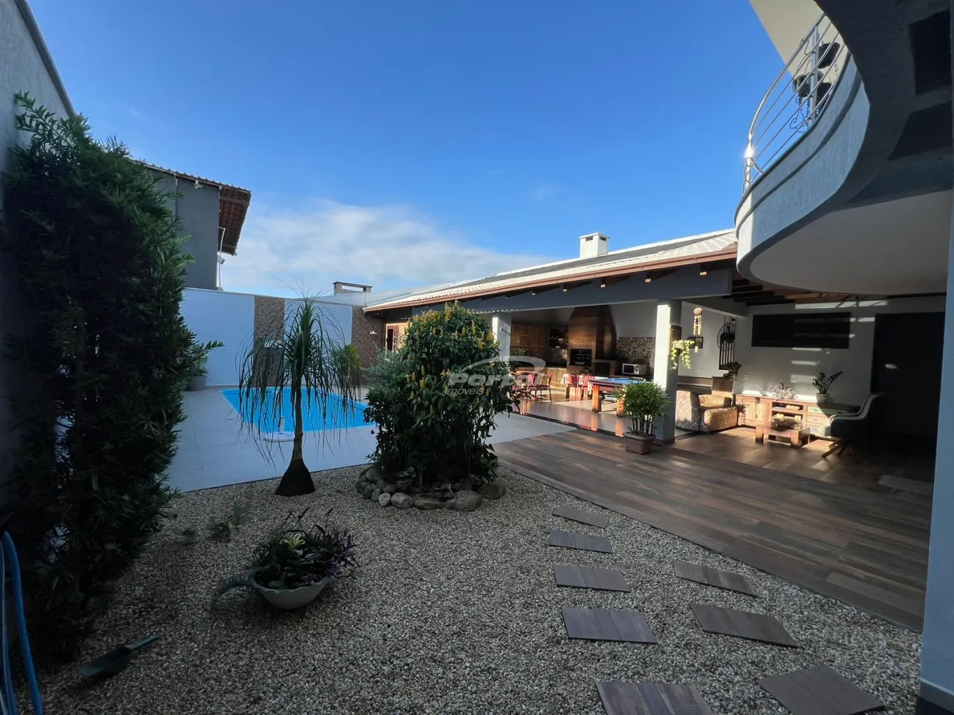 Casa alto padrão, mobiliada, área de festas, piscina, 300 metros do mar, no Centro de Balneário Piçarras SC — foto 4