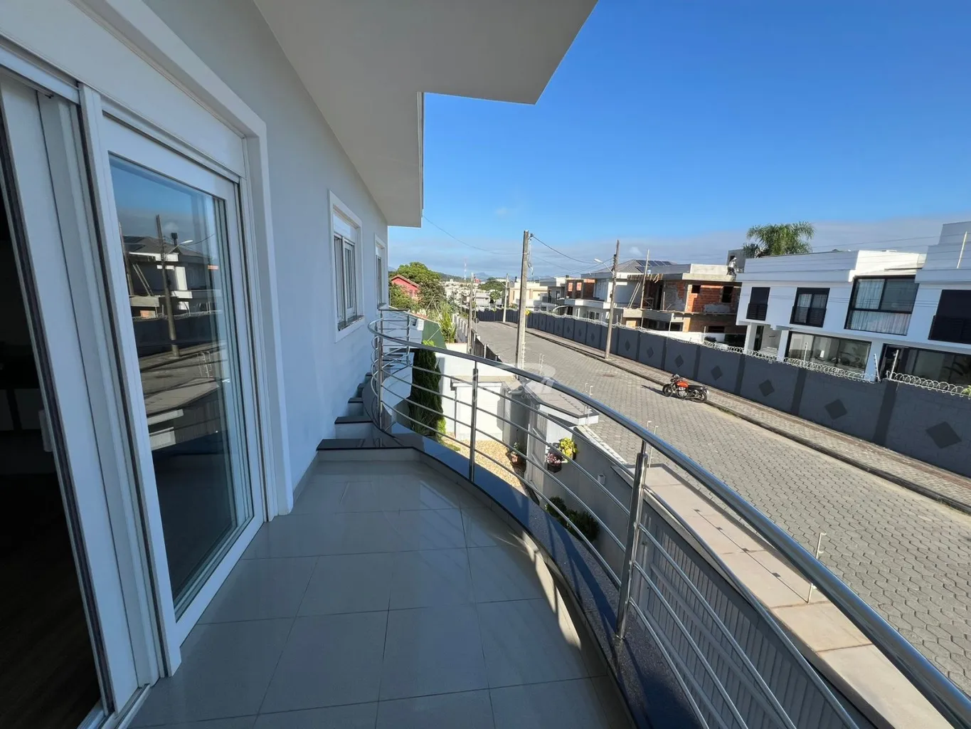 Casa alto padrão, mobiliada, área de festas, piscina, 300 metros do mar, no Centro de Balneário Piçarras SC — foto 6
