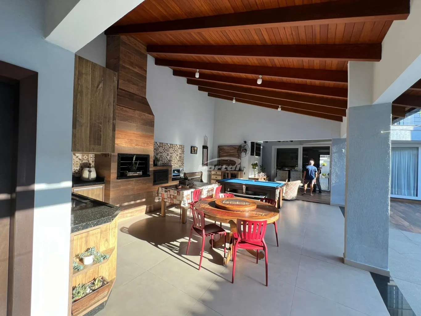 Casa alto padrão, mobiliada, área de festas, piscina, 300 metros do mar, no Centro de Balneário Piçarras SC — foto 7