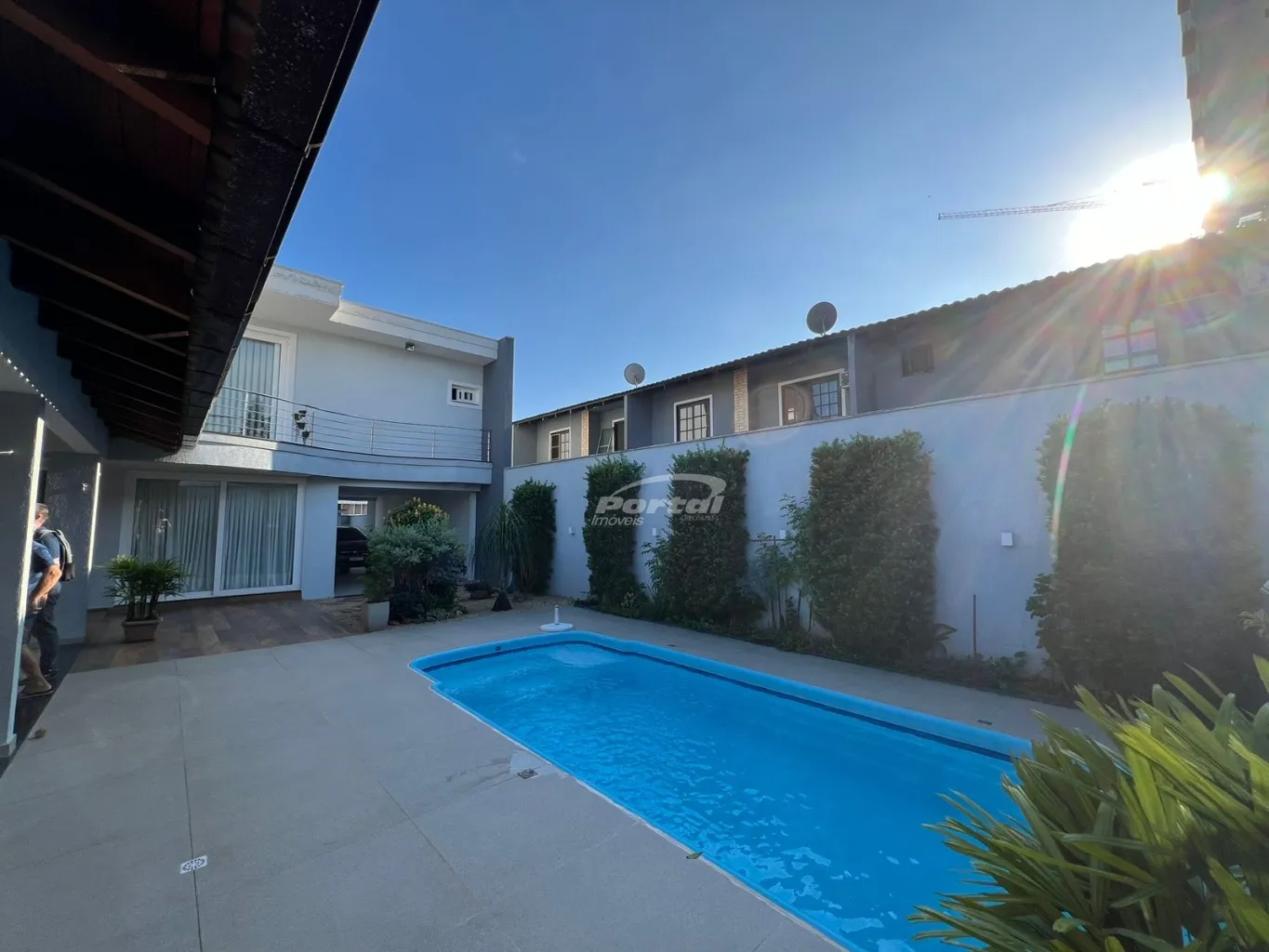 Casa alto padrão, mobiliada, área de festas, piscina, 300 metros do mar, no Centro de Balneário Piçarras SC — foto 3