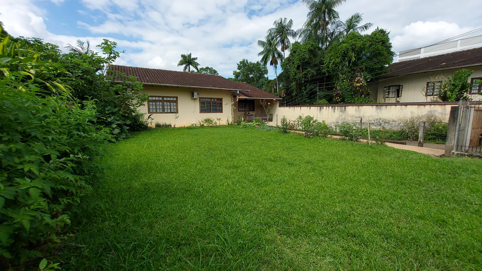Casa Residencial Frente para Rua Comercial. — foto 3