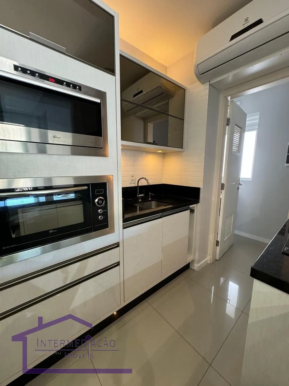 Apartamento no Bairro Agua Verde, com 02 dormitórios, 2 banheiros, 2 vagas, semi mobiliado - foto 1