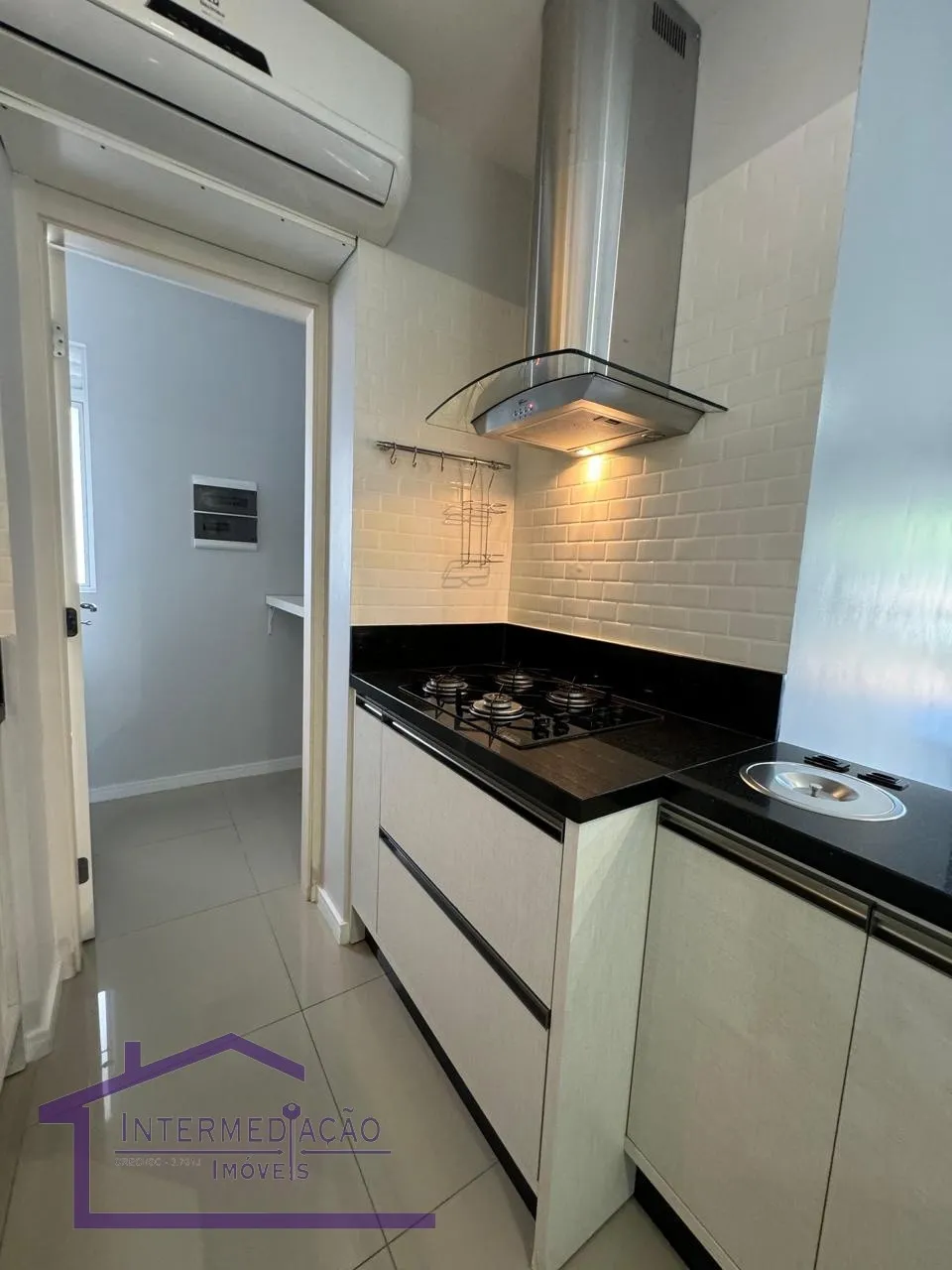 Apartamento no Bairro Agua Verde, com 02 dormitórios, 2 banheiros, 2 vagas, semi mobiliado — foto 2
