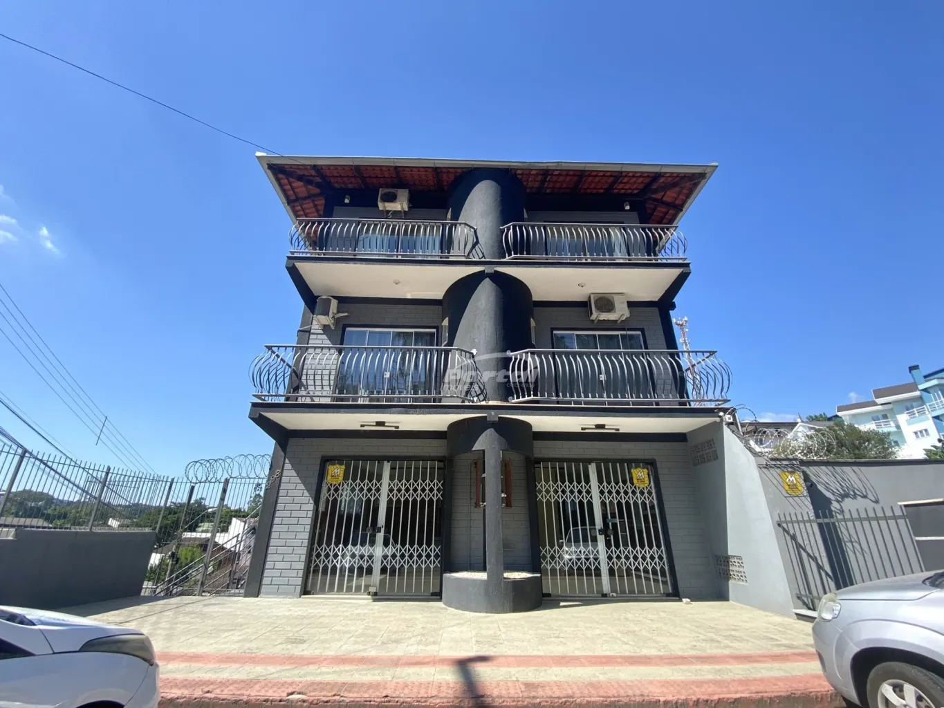 Imovel com aproximadamente 80m, térrea, com 01 sala principal que acompanha ar condicionado, 01 sala menor, 01 amplo banheiro social ja adaptado para PCD e vagas de estacionamento rotativo em frente ao imovel. - foto 1