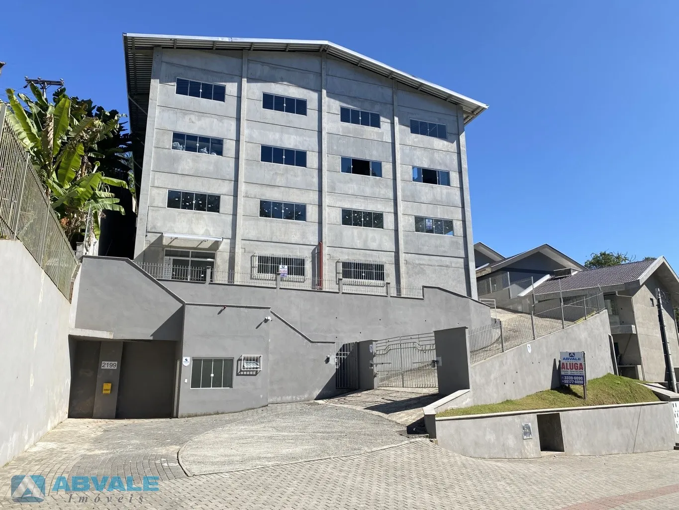 Galpão industrial/comercial de 307m, estacionamento amplo, bicicletário e espaço para guarita. Ideal para negócios diversos. - foto 1