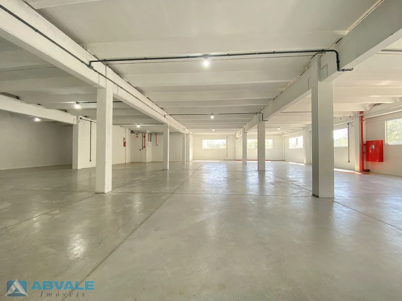 Galpão industrial/comercial de 307m, estacionamento amplo, bicicletário e espaço para guarita. Ideal para negócios diversos. — foto 2