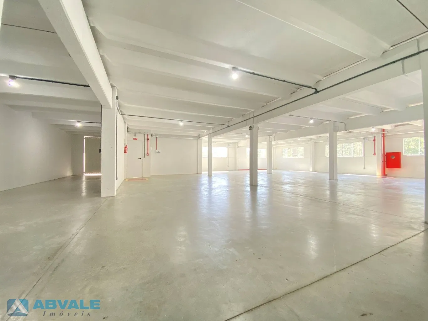 Galpão industrial/comercial de 307m, estacionamento amplo, bicicletário e espaço para guarita. Ideal para negócios diversos. — foto 3