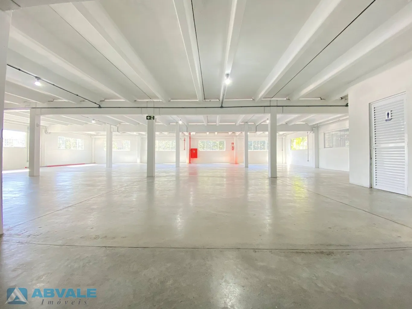 Galpão industrial/comercial de 307m, estacionamento amplo, bicicletário e espaço para guarita. Ideal para negócios diversos. — foto 4