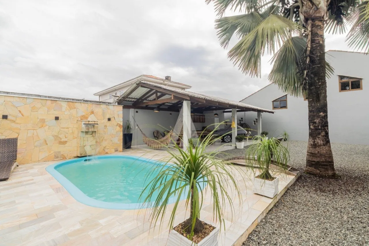 Casa com 1 suíte(s) mais 2 quarto(s) à venda no bairro Nova Brasília em Joinville, por R$ 1.500.000.00. - foto 1