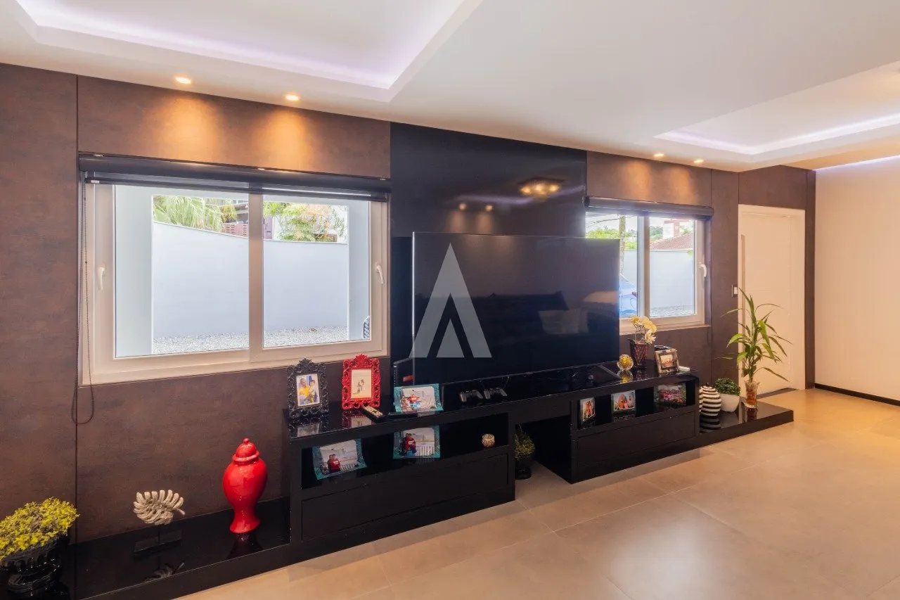 Casa com 1 suíte(s) mais 2 quarto(s) à venda no bairro Nova Brasília em Joinville, por R$ 1.500.000.00. — foto 6