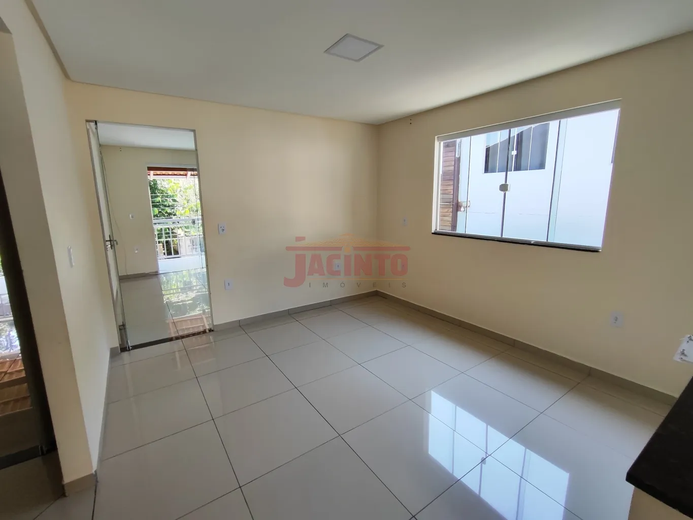 Casa com 3 dormitórios, sendo 1 suíte, próximo a Vila Germânica, ampla garagem coberta com área para escritório no térreo ou dispensa. — foto 2