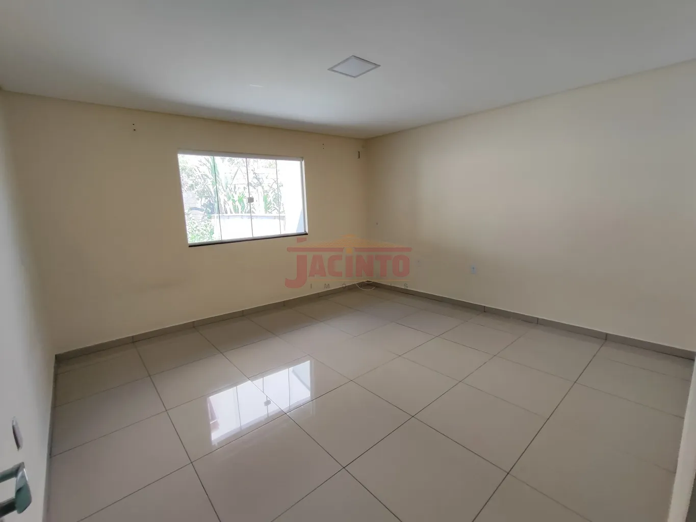 Casa com 3 dormitórios, sendo 1 suíte, próximo a Vila Germânica, ampla garagem coberta com área para escritório no térreo ou dispensa. — foto 4